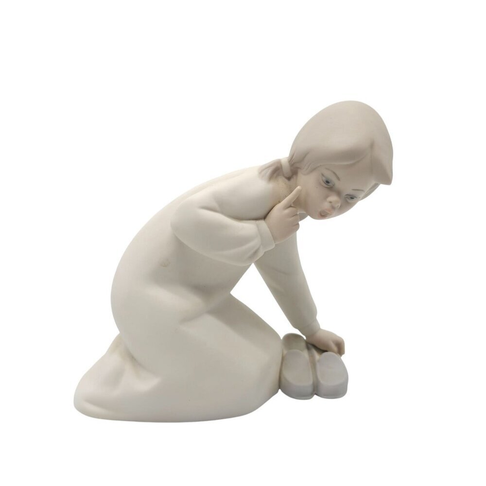 Lladro Porcelain Figurine Girl Kneeling Shoes Soft Matte Finish Handmade #4523